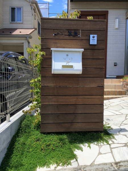 存在感のあるウッド門柱と壁掛けポスト