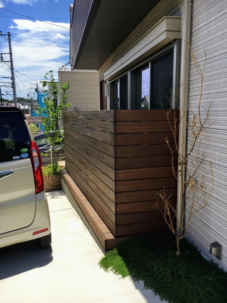 目隠しのウッドフェンスと内側にはウッドデッキ
