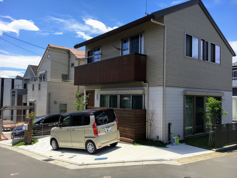 駐車場部分と芝生のお庭、目隠しフェンス