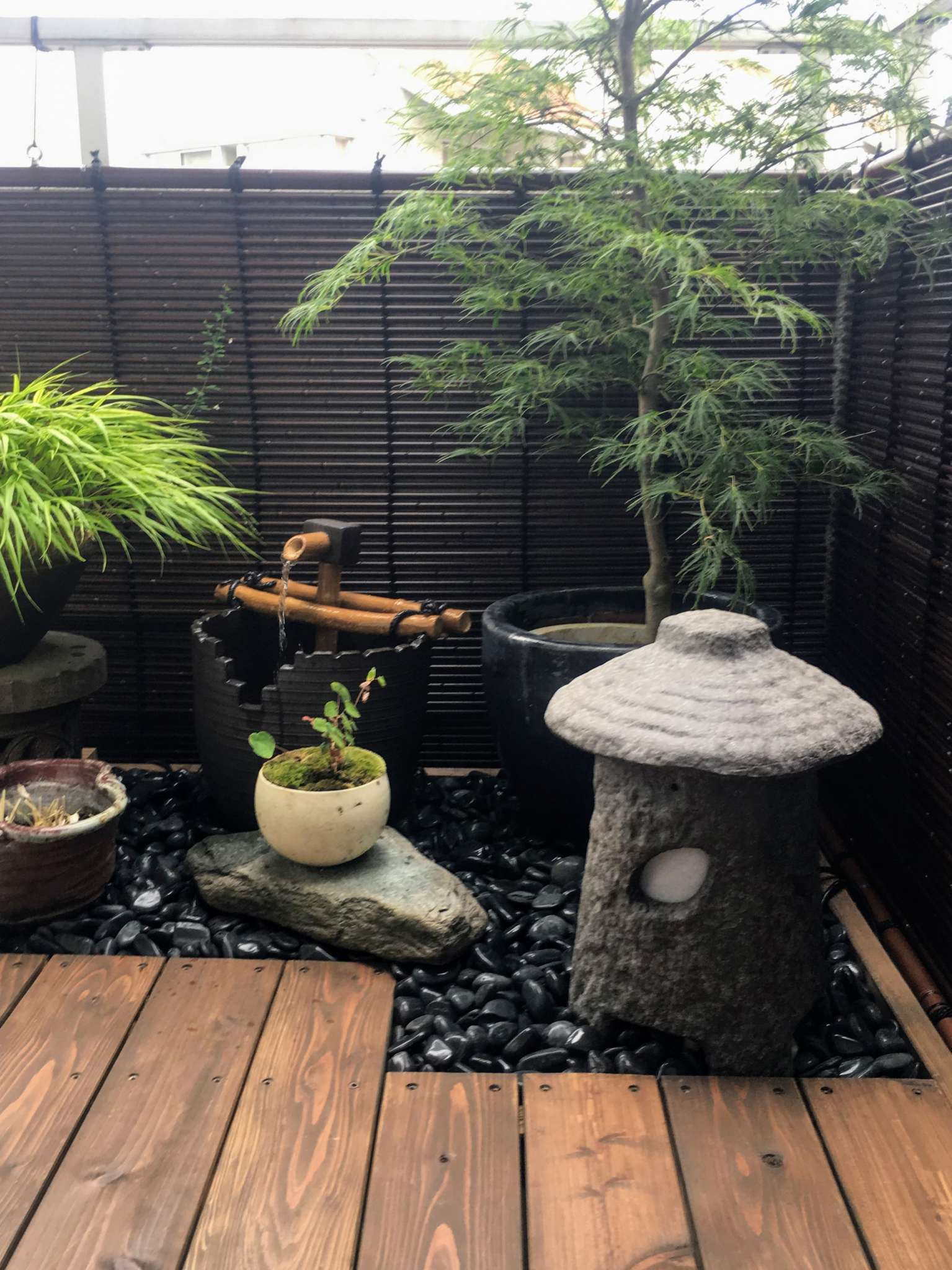 ウッドデッキ(スノコ)・裾明かり・水鉢・モミジ・フウチソウ