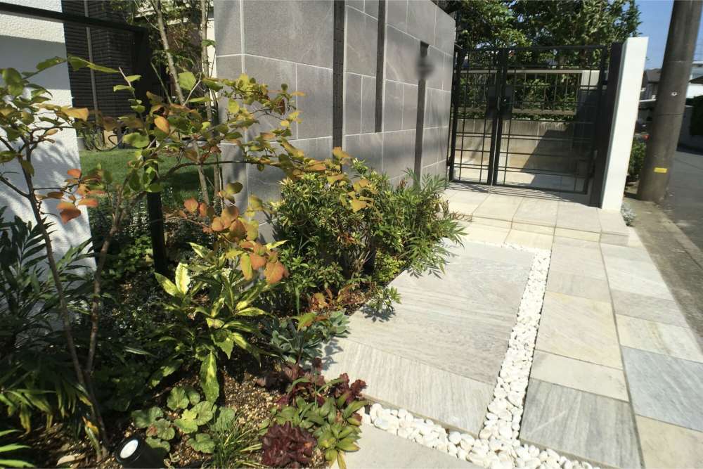 自然石のアプローチ