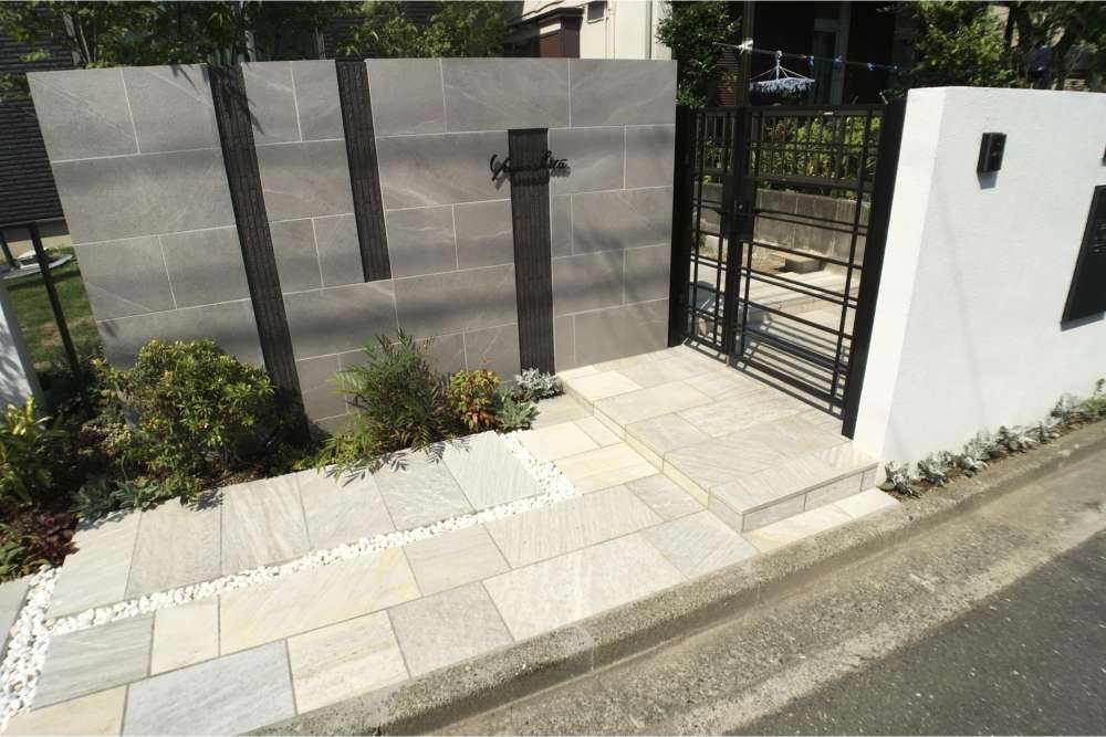 抜け感のあるクローズド外構