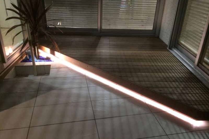 タイルとウッドデッキの中庭　