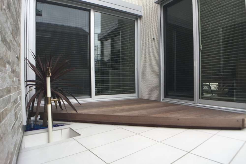 ウッドデッキとタイルテラス