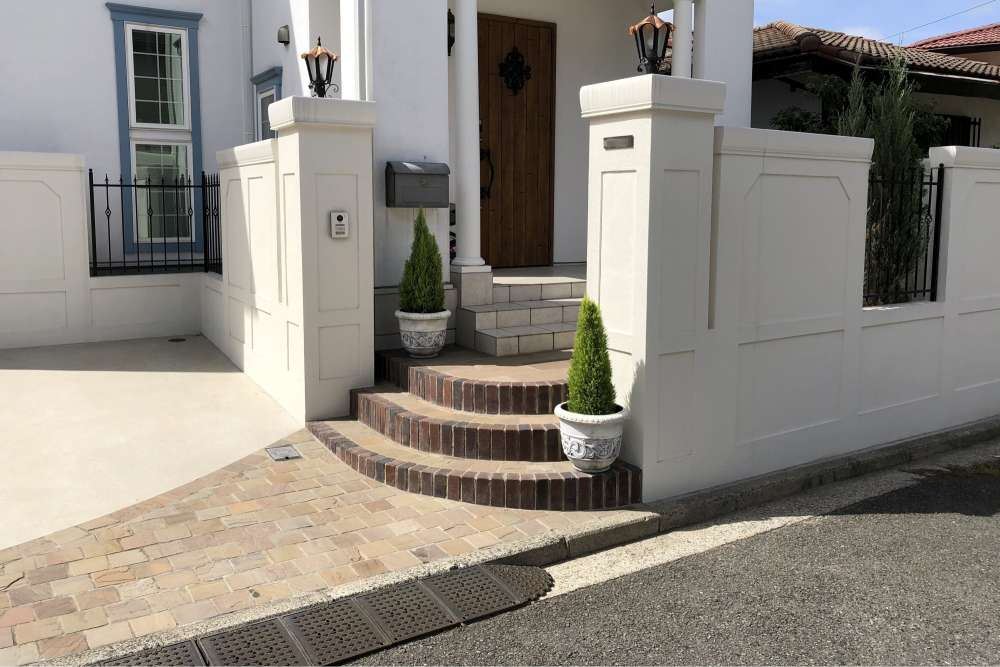 洋館へつづくファサード