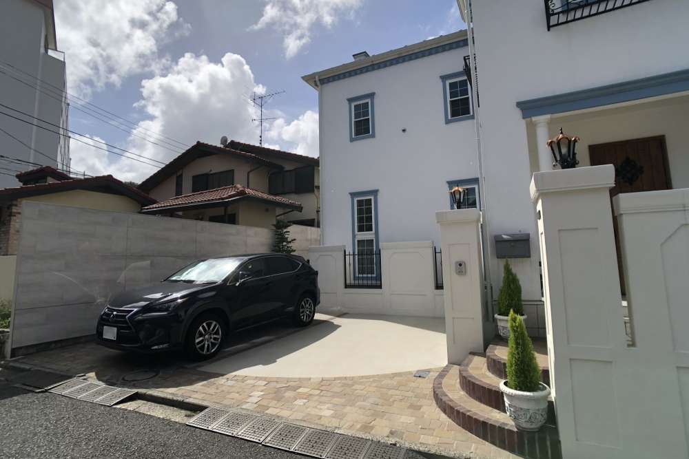 Rを描いた駐車場