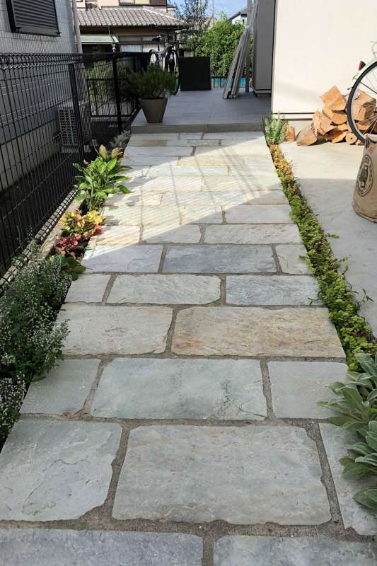 玄関アプローチの石畳