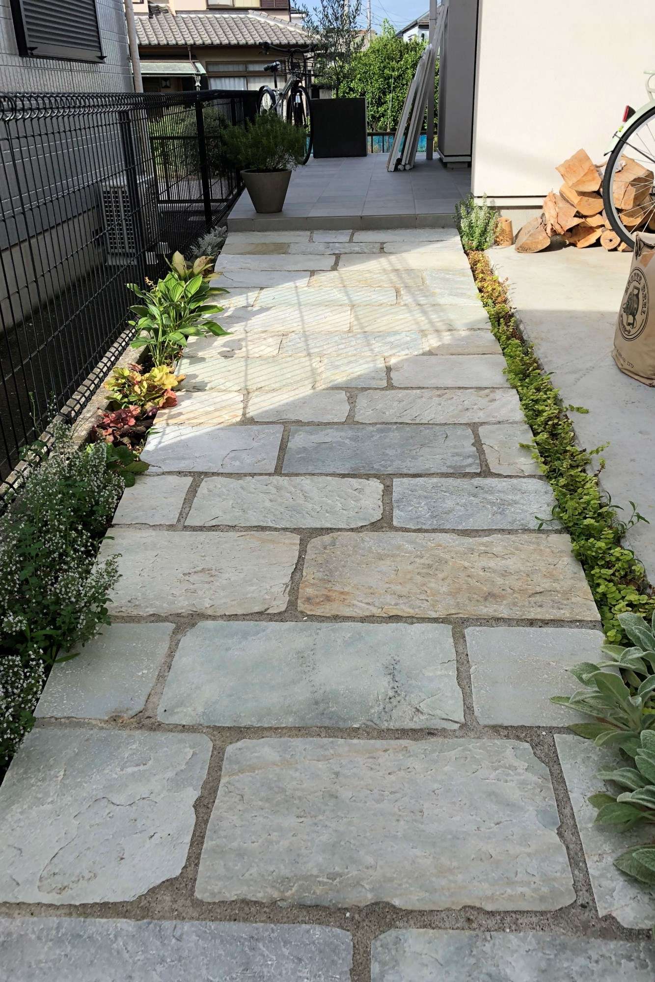 玄関アプローチの石畳