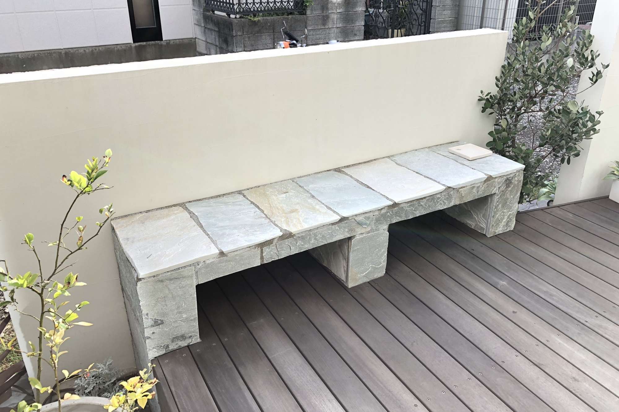 自然石のベンチをウッドデッキとともに