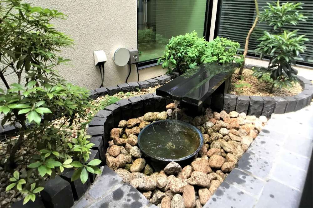 水盤から水鉢へ流れ落ちる水