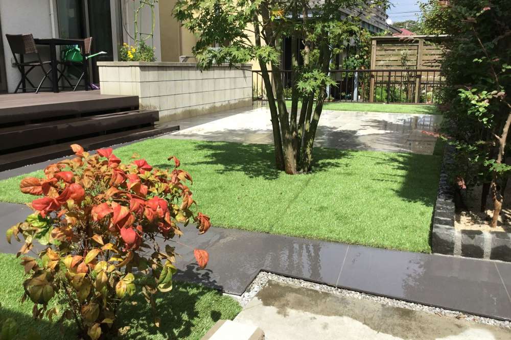 人工芝のある庭