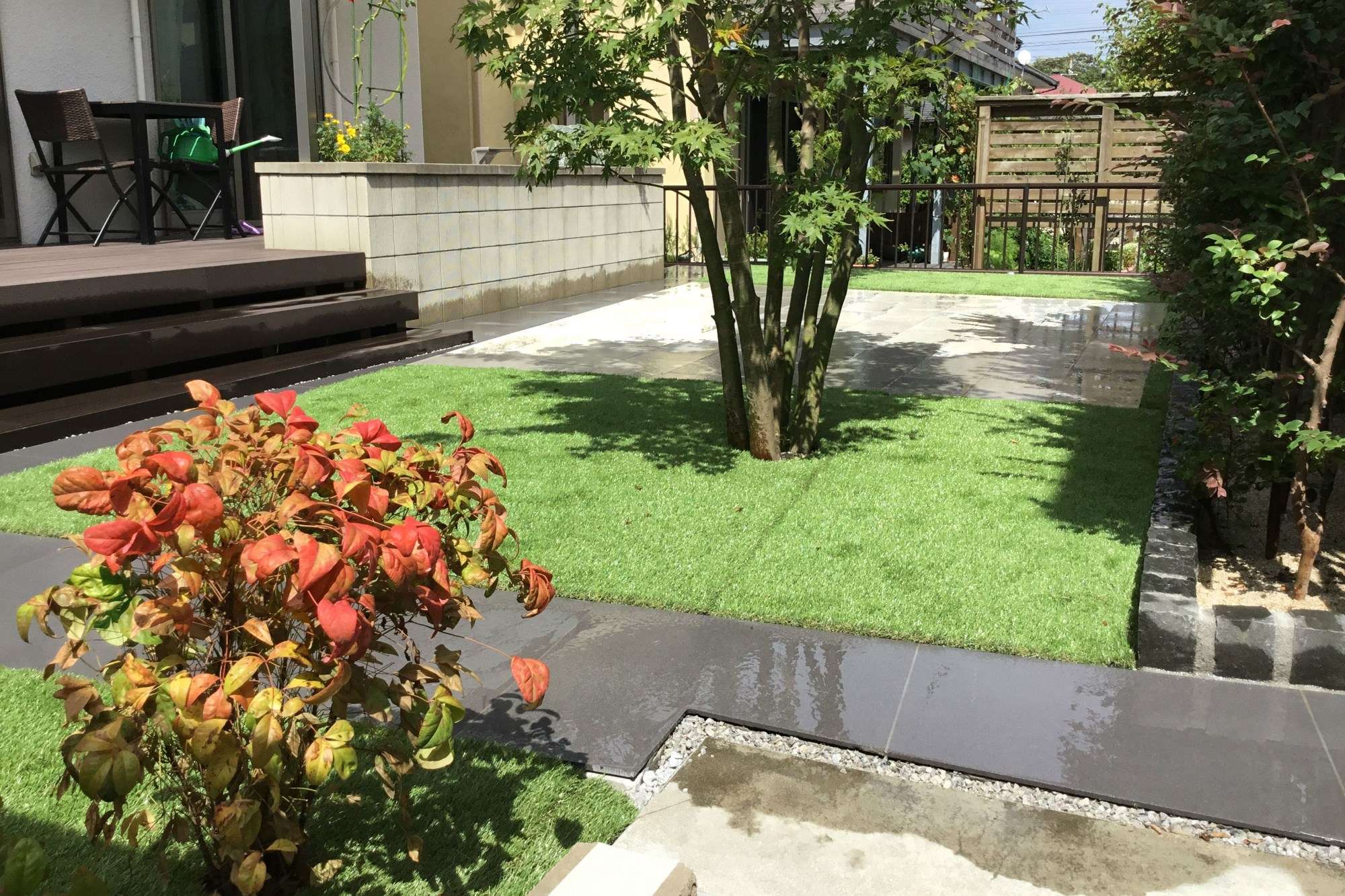 人工芝のある庭