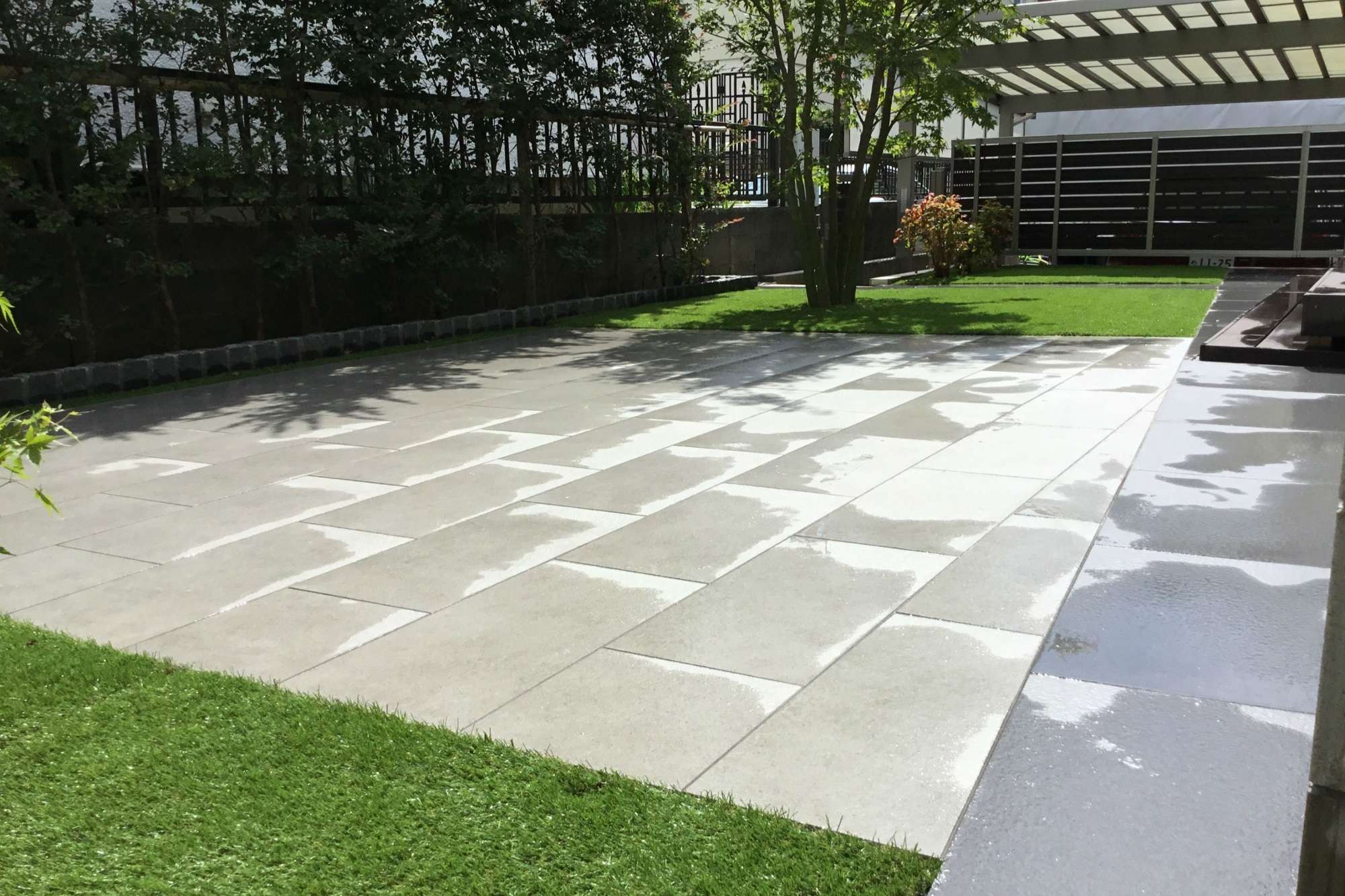 広がりあるタイルテラス