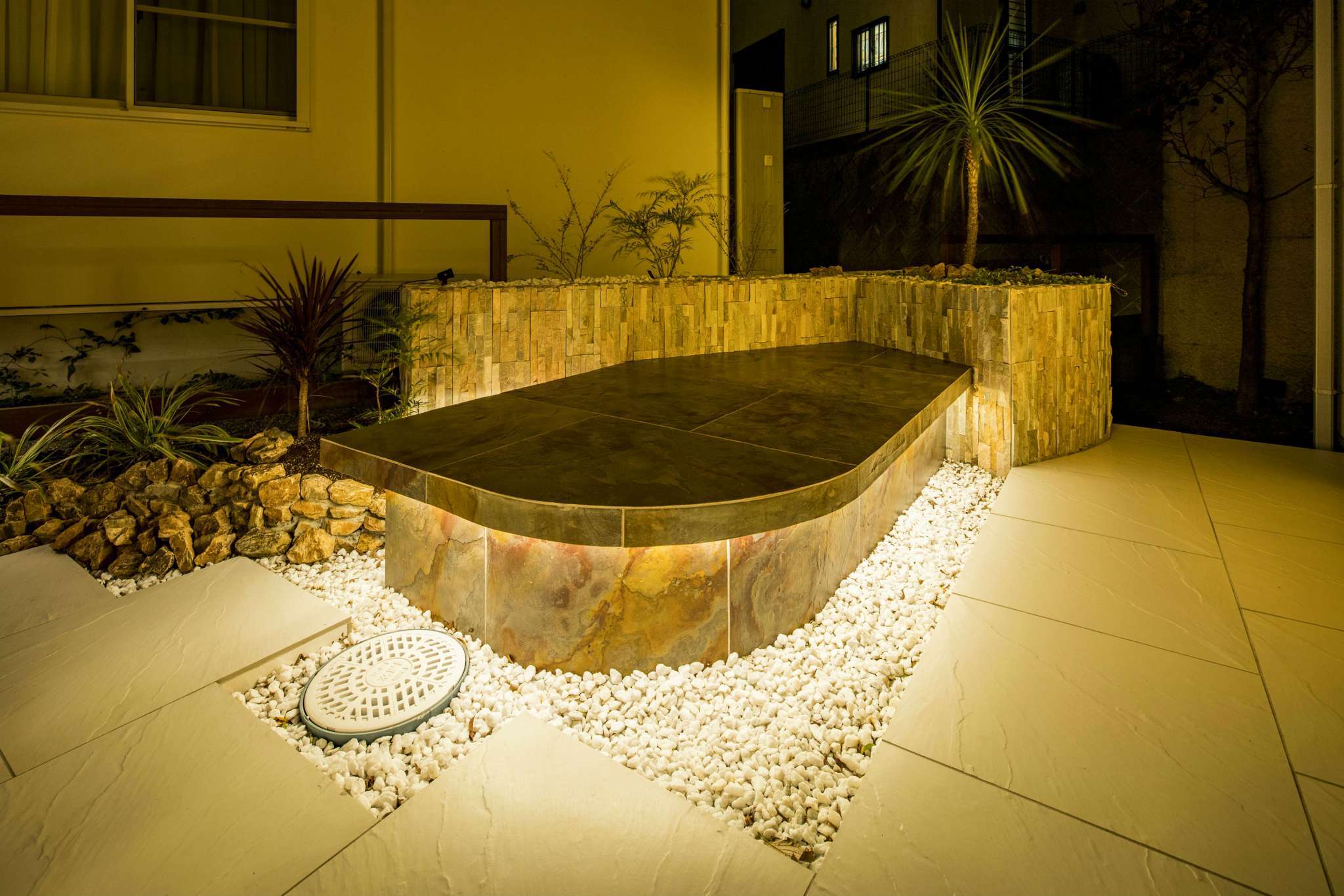 ライトアップされたベンチ