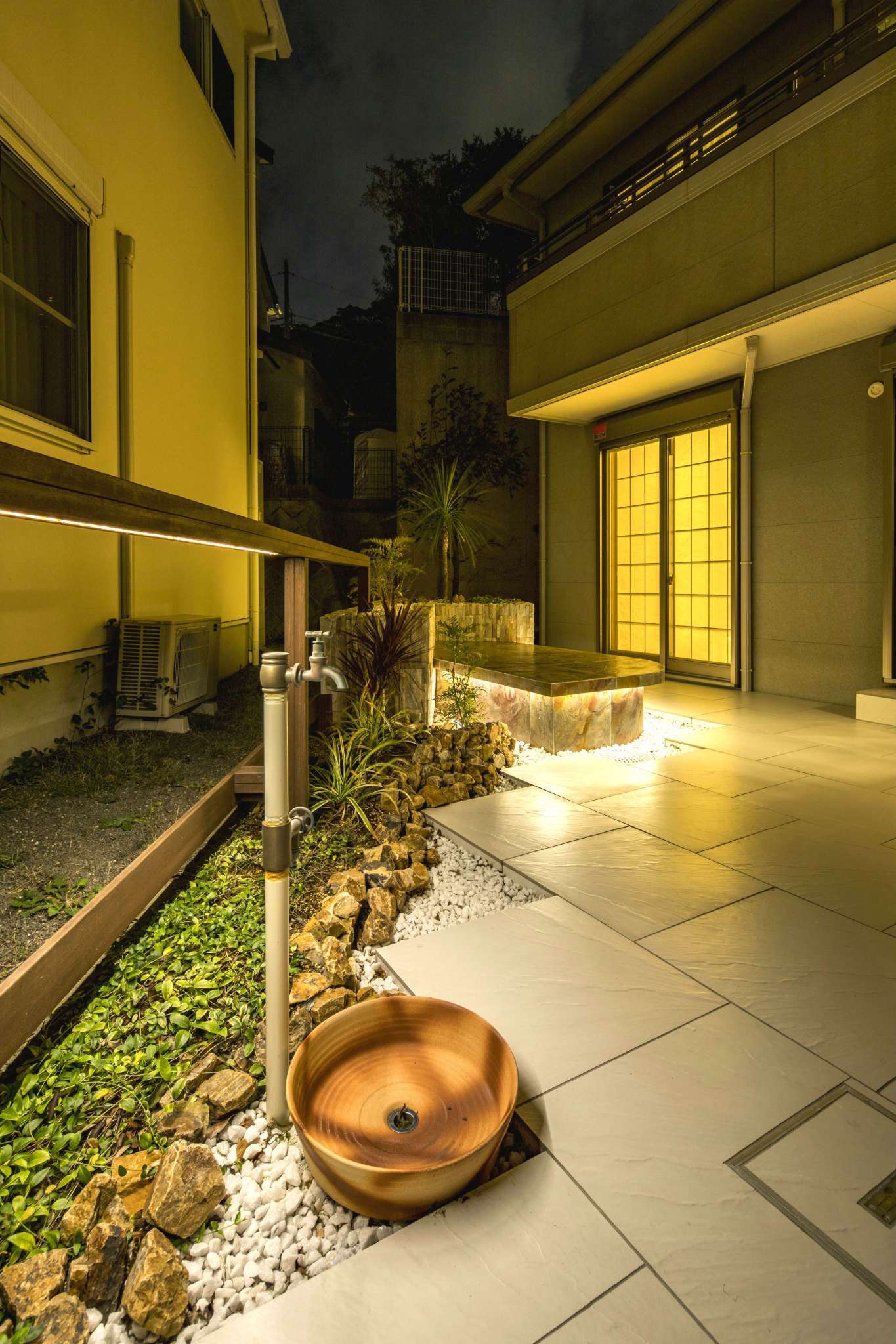 おしゃれな立水栓と水受け