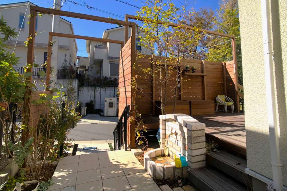 ウッドアーチのある玄関アプローチ