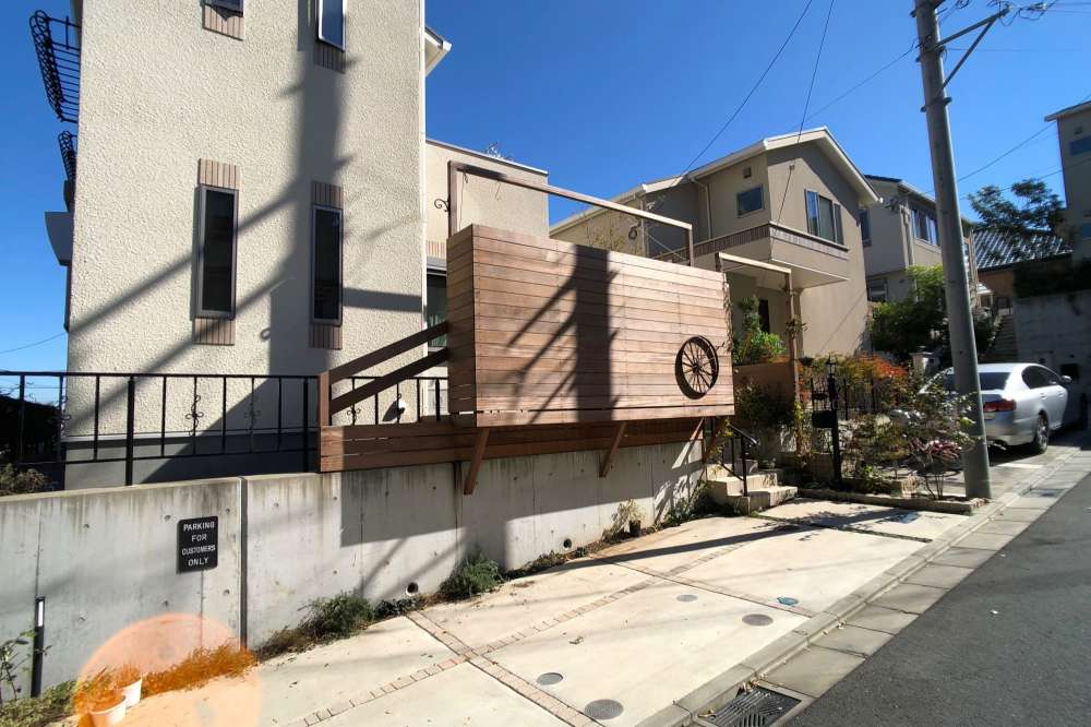 オーバーハング施工の庭でゆとりある駐車場に