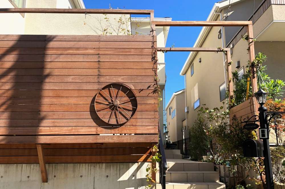 ウッドアーチのエントランス