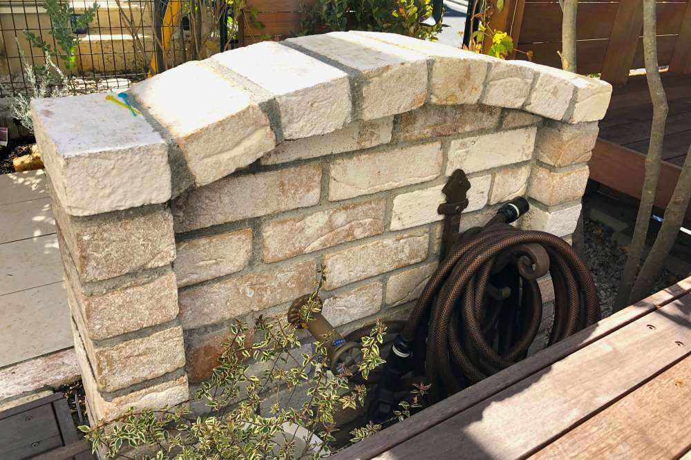 造作レンガ水栓の裏側