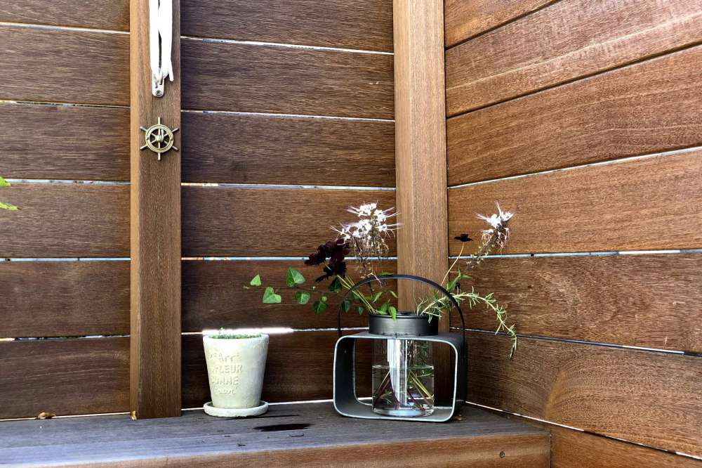 造作した棚にお花を