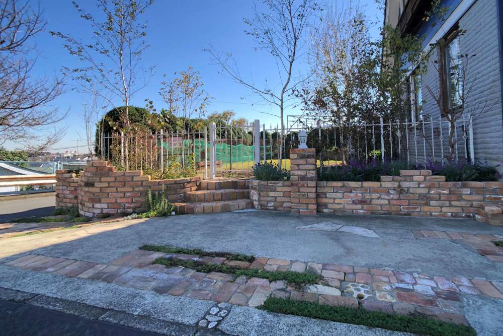 アンティークレンガを組み込んだ駐車場