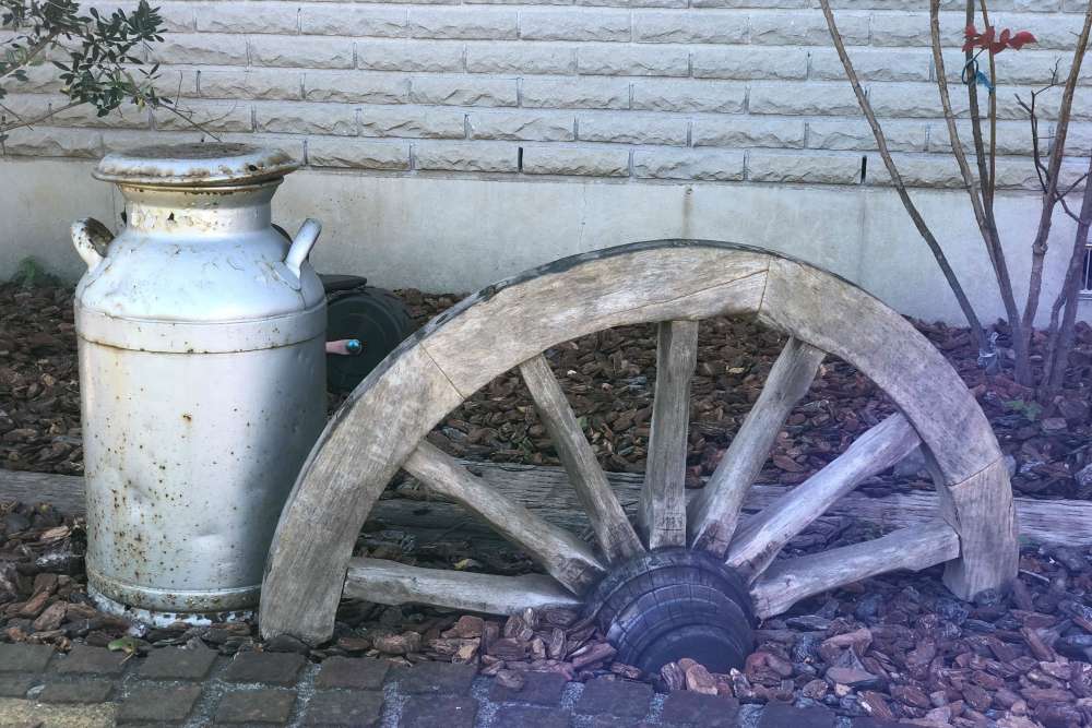 アンティークの車輪やミルクボトル