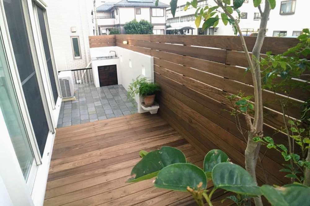 塗り壁とウッド材を使った明るくプライベートな空間へ