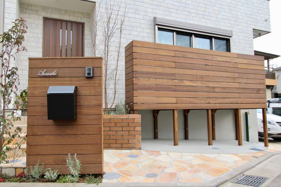 ウッド門柱、石張り、レンガ花壇からなるオープン外構