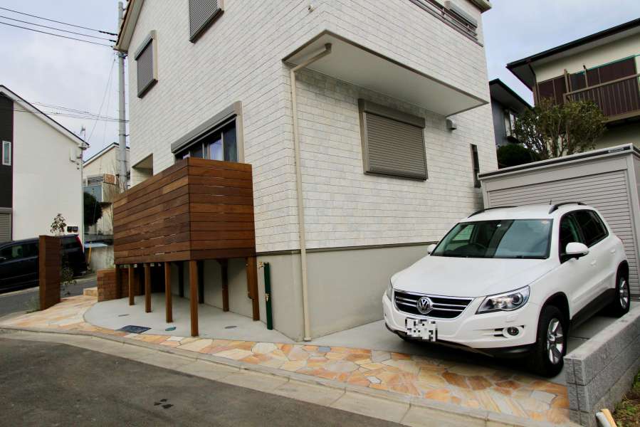 車庫とバイク用ガレージ、ウッドフェンス