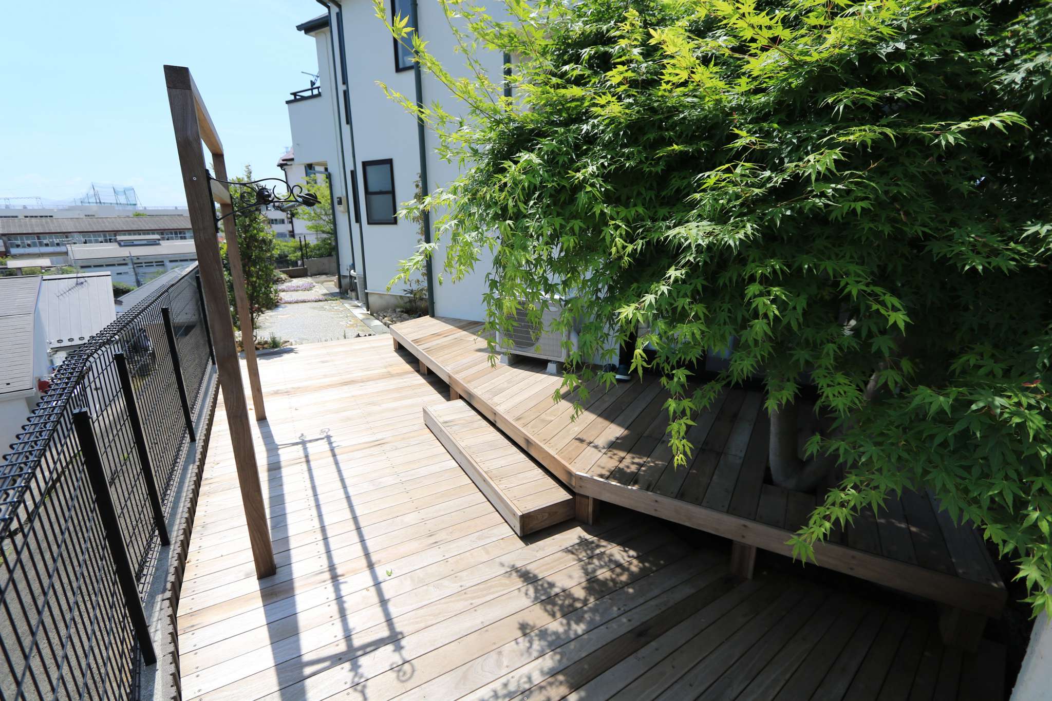 リュクスウッド材のウッドデッキエリア