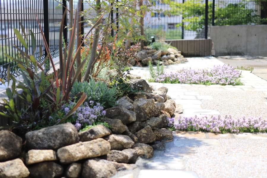 ごろた石組の花壇と植栽