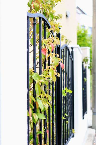 フェンスは門扉と合わせてラフィーネ1型を採用し、白い壁とコントラストを持たせました