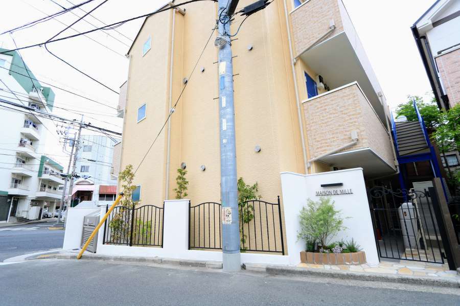 狭小地ではありますが、デッドスペースに植栽を施し、白い壁と鋳物フェンス・門扉でセミクローズド外構としました。