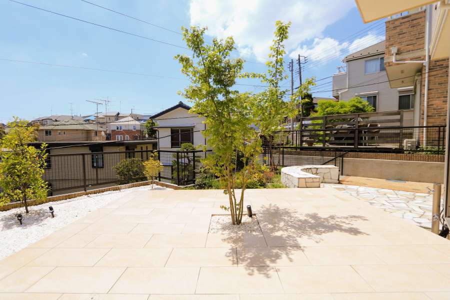 明るく広いタイルテラス