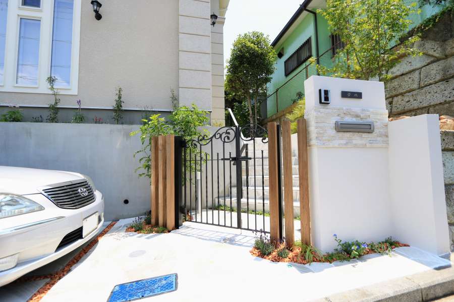 常緑樹のシマトネリコと枕木材のコンビネーションでナチュラルなセミクローズド外構