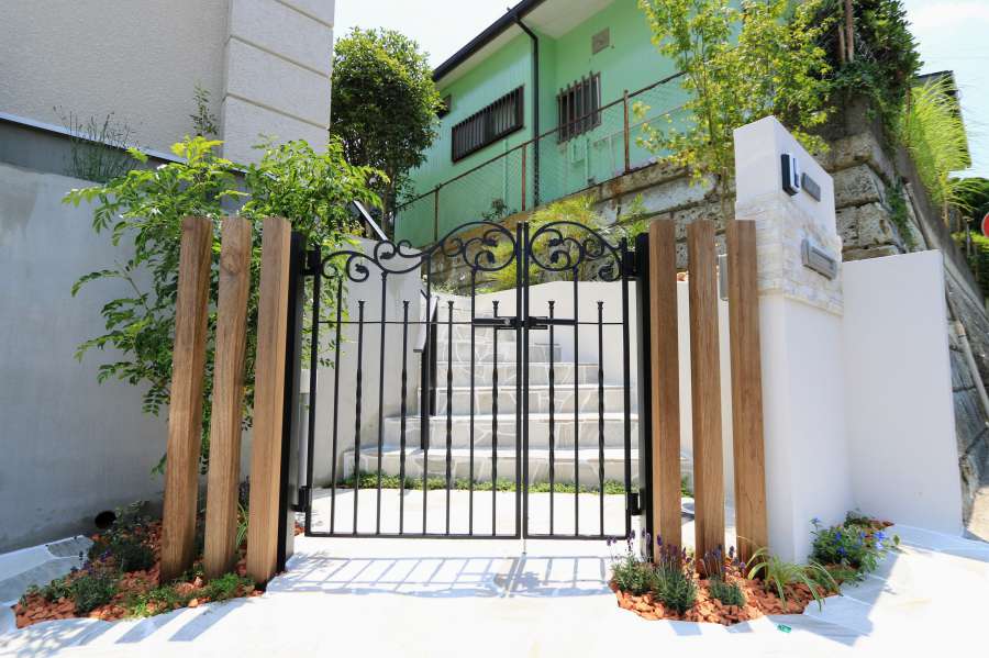 枕木材を使ったナチュラルな門扉