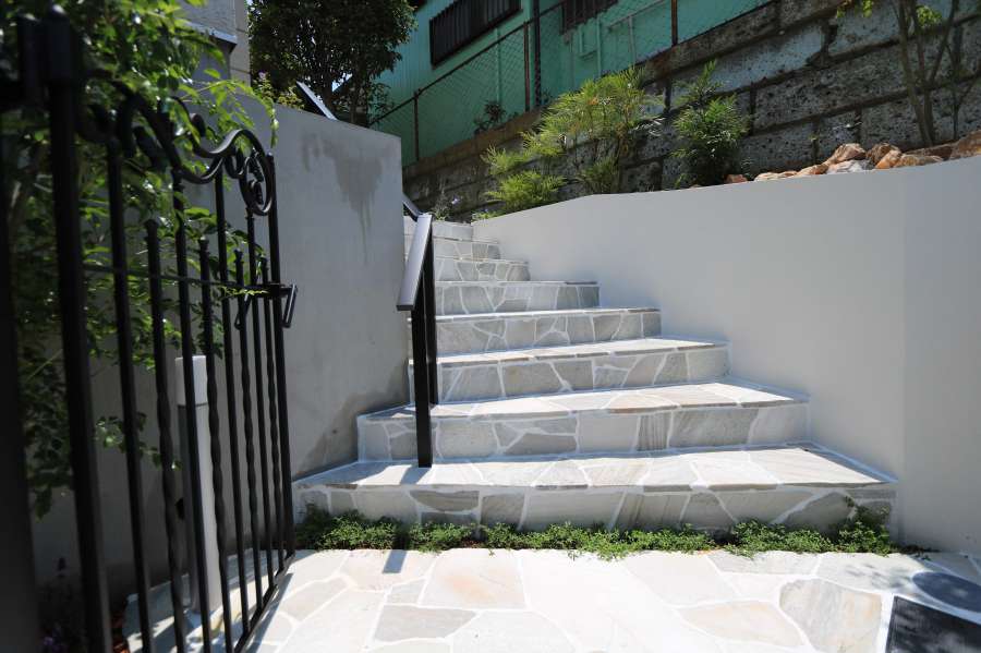 Rを描いた石張りのアプローチ階段