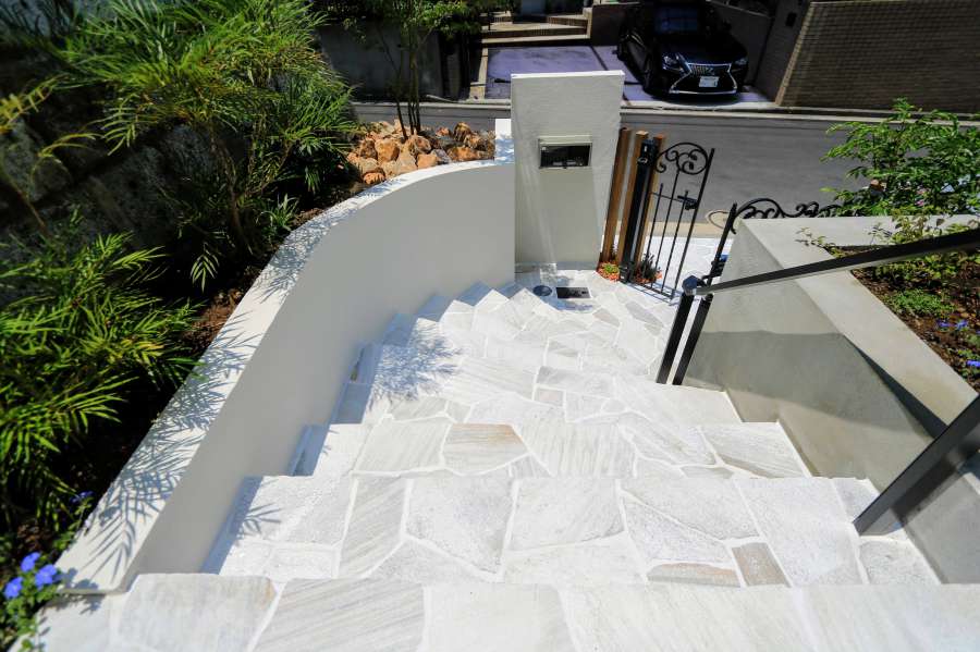 アプローチ階段脇の涼を取り込む植栽