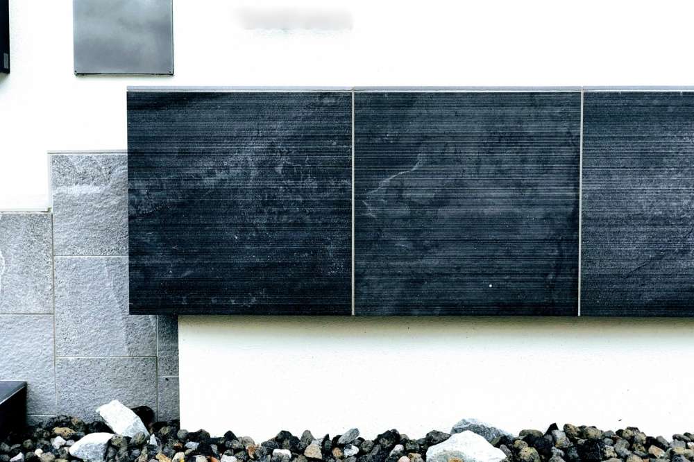 角タイルが印象的な門柱