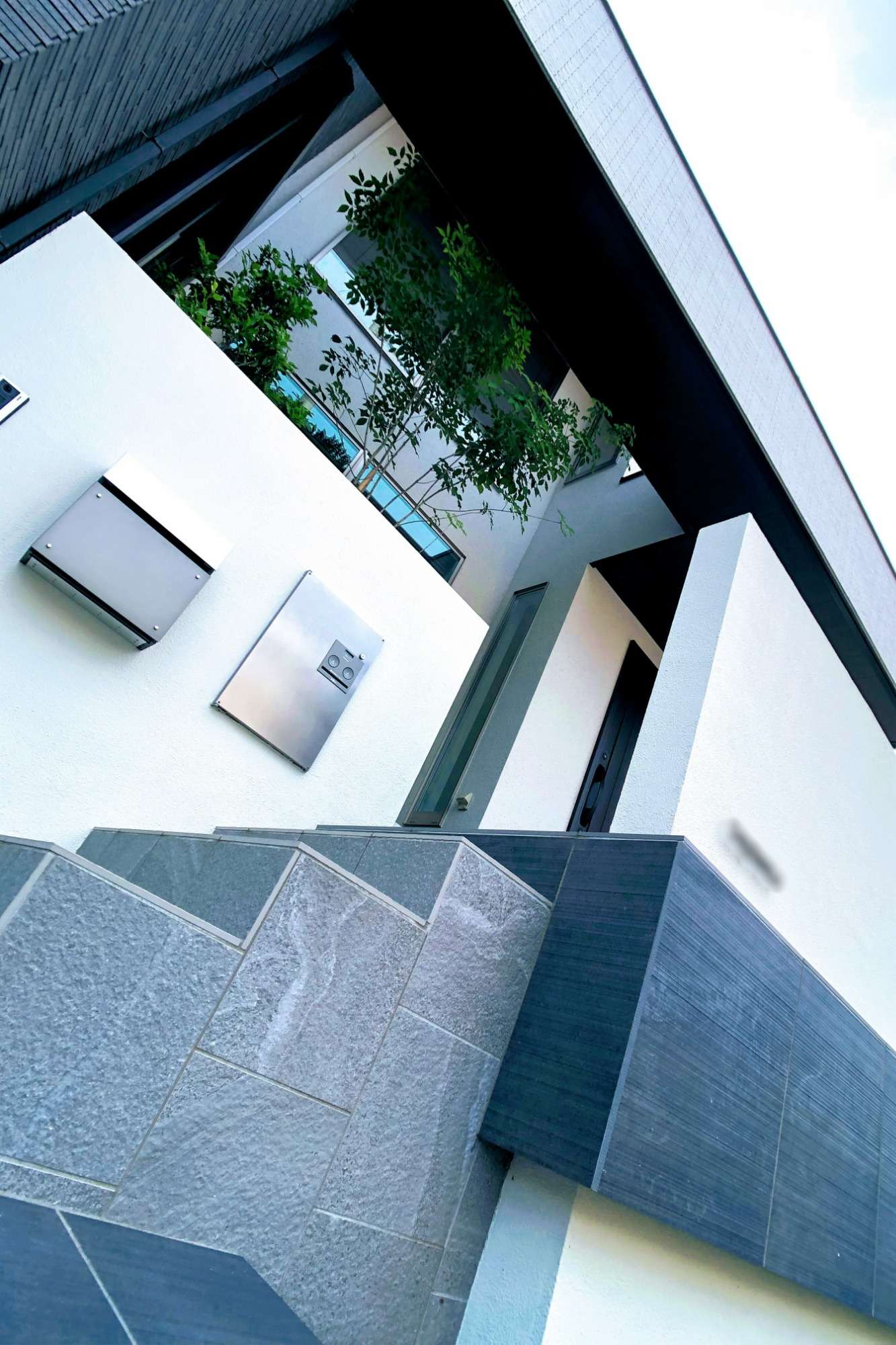 シックで落ち着いた印象のアプローチ階段