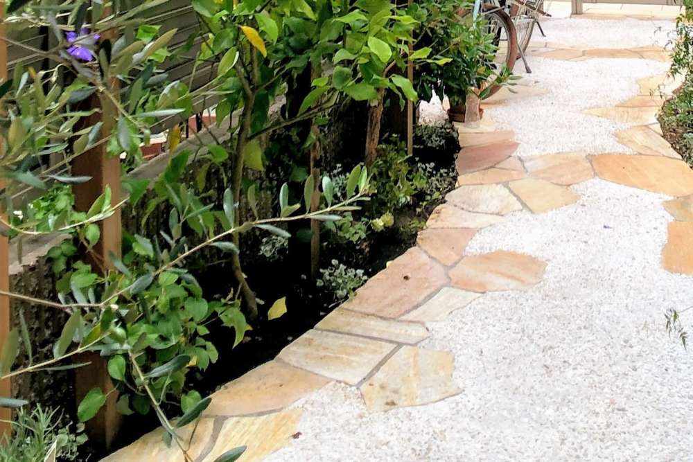 自然の風合いが感じられるアプローチ