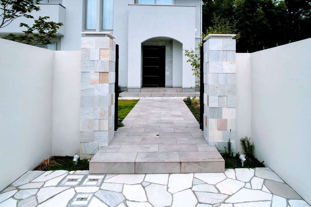 シンプルな石張りのエントランス