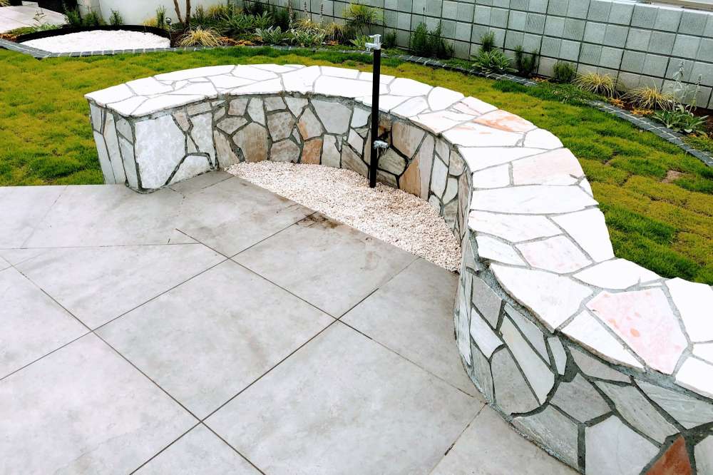 乱形石張りのRのベンチ