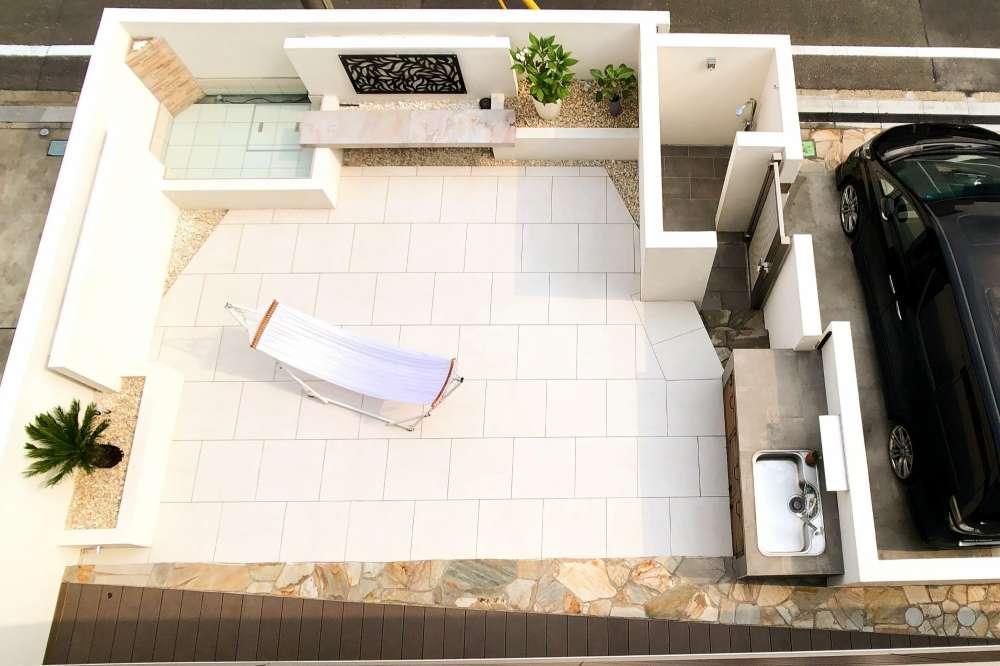 塗り壁で囲われた安心感のあるプライベートテラス
