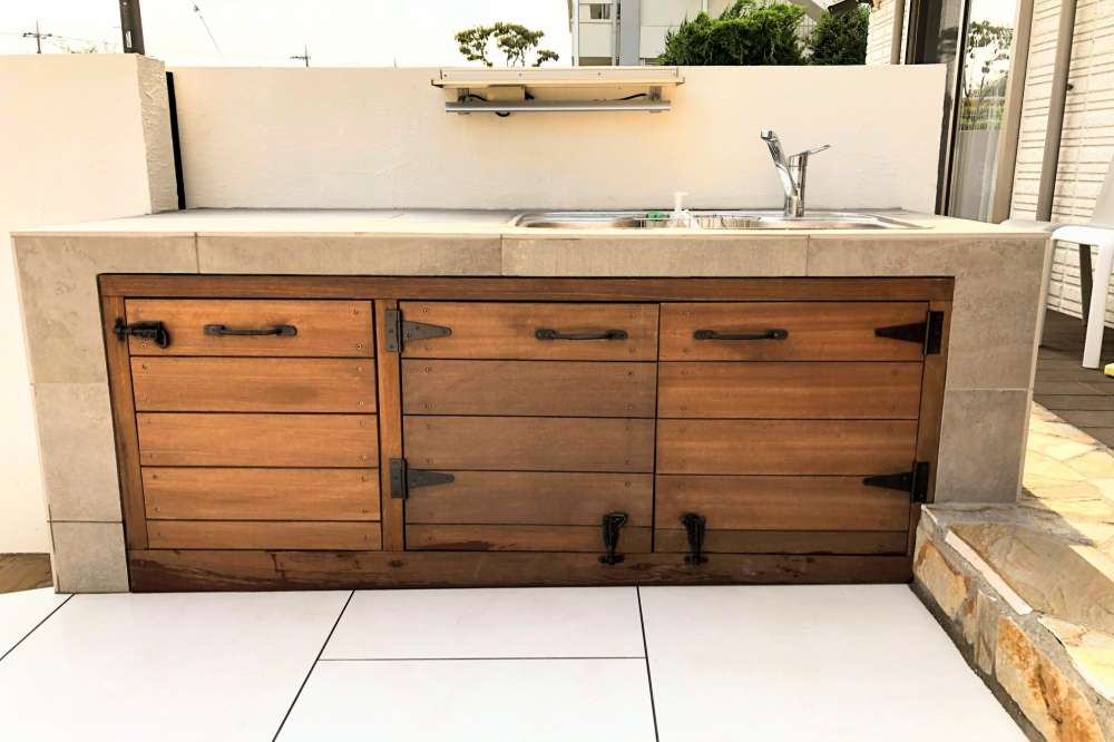 木製扉のガーデンキッチン1