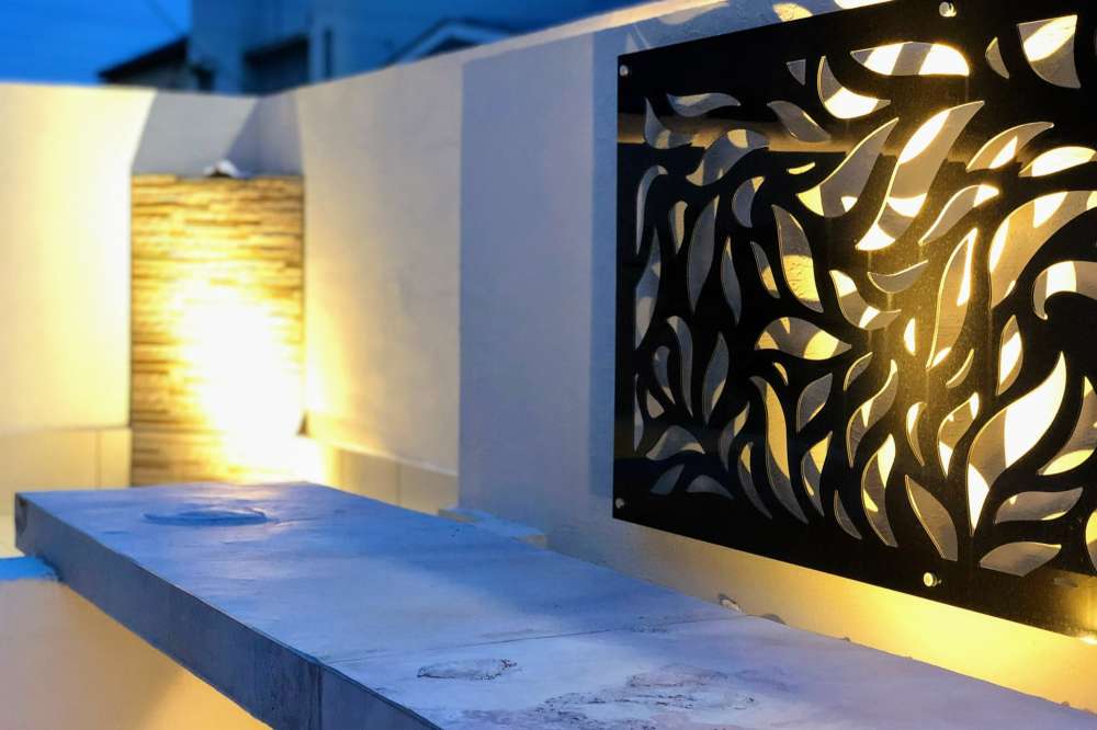 ライトアップされたアイアンの装飾