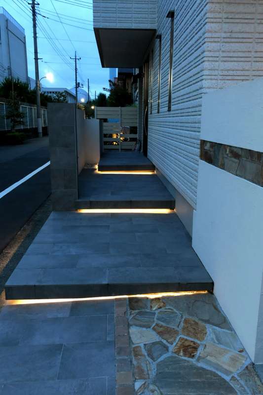 玄関アプローチのライトアップ
