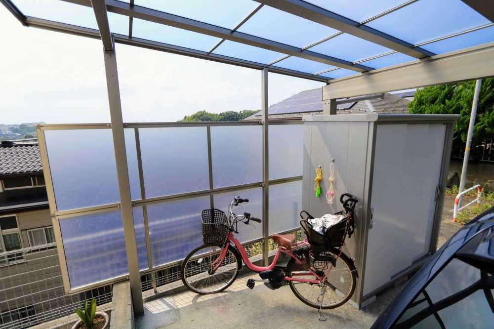 サイドパネル内側の駐輪スペース、物置