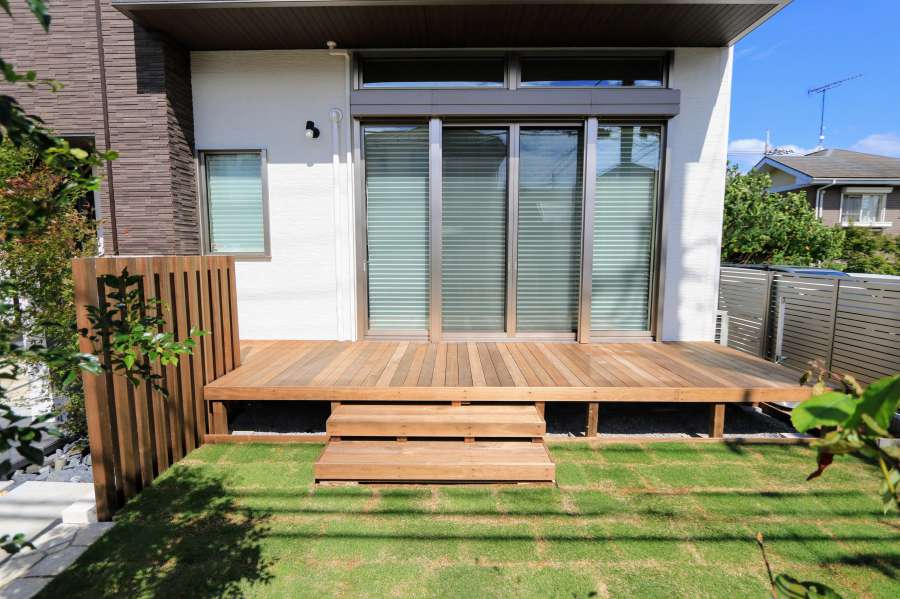 真南向きの掃き出し窓には、ウッドデッキを設置。お子様が裸足で歩いてもケガすること無いよう、リュクスウッドという熱加工されたささくれの心配のない素材を採用しています。