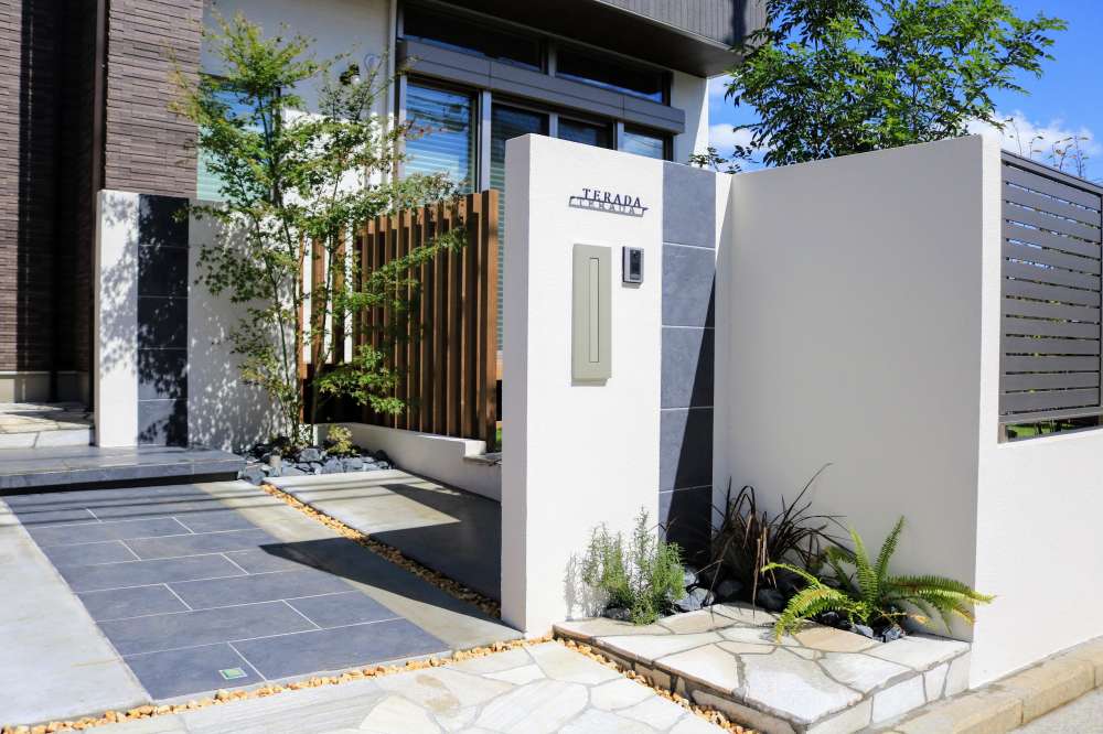 アプローチ、シンボルツリー、枕木立て